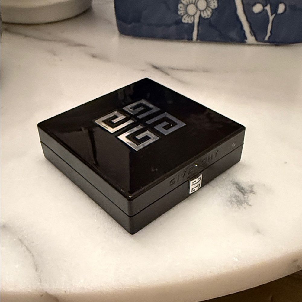 GivenchyPowder
Prisme Libre Blurring & Color-Correcting Matte Pressed - Picture 3 of 6
